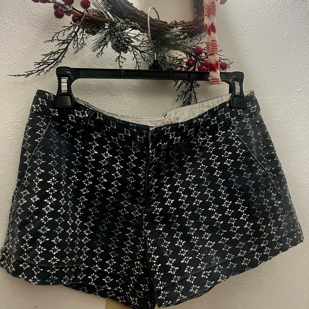 Volcomn shorts size 3